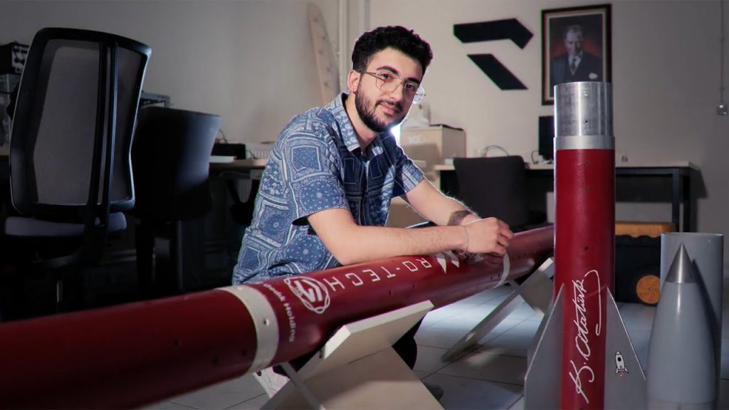 Gedik Üniversitesi tanıtım filminden: roket projesinin başında bir öğrenci